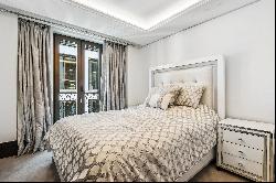 Stunning two-bedroom flat in Clarges, Mayfair.