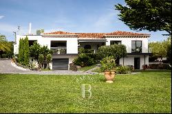 BIDART, WITHIN WALKING DISTANCE TO THE VILLAGE, 270 M² HOUSE FACING THE SEA AND THE MOUNTA
