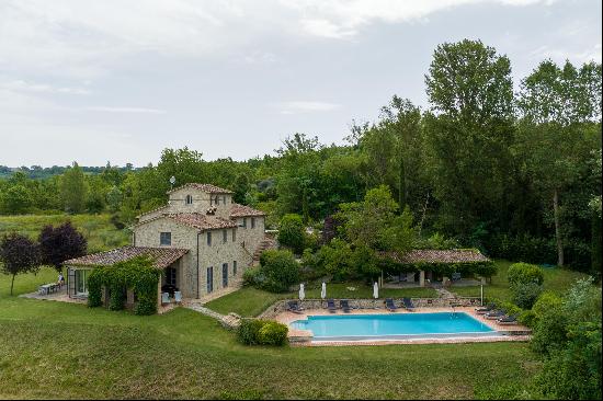 Restored farmhouse with an annexe, an infinity pool, and 9 ha of land only a few minutes f