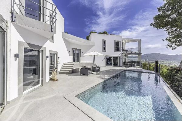 High quality villa in modern style with sea views