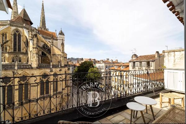 BAYONNE, MAGNIFICENT APARTMENT ON THE LAST FLOOR, FACING THE CATHEDRAL