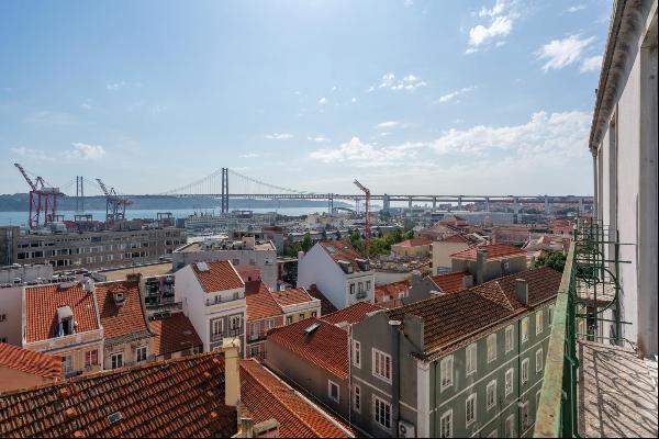 Charming 3-bedroom apartment overlooking the River Tagus in Lapa, Lisbon. 