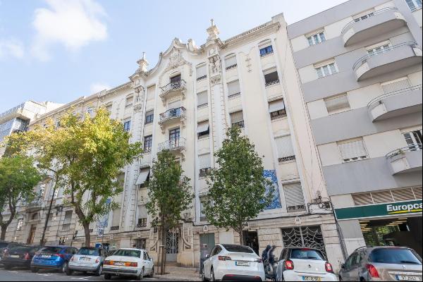 Stylish 4-bedroom apartment with a terrace near Avenida da Liberdade, Lisbon. 
