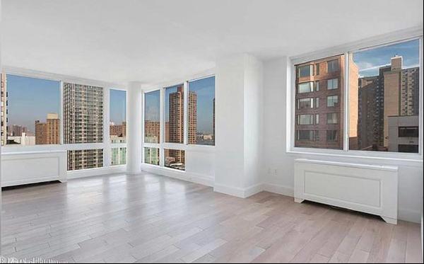 This high floor one bedroom Condominium features city and river views from the North and E