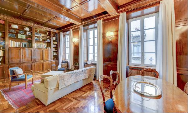 Elegant apartment in the historic centre of Como. 