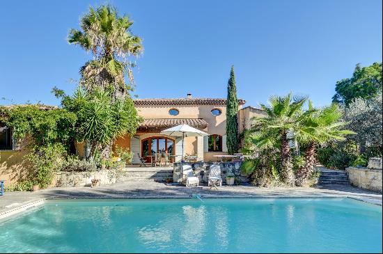 House with swimming pool, near Arles, in a green environment.