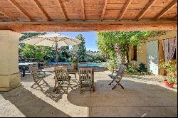 House with swimming pool, near Arles, in a green environment.