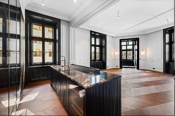 THE EXEPTIONAL: Luxuriously renovated apartment in histroical building near city
