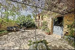 15 minutes from Uzès - A countryside home with a guest house and garden