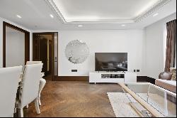 Stunning one bedroom flat in Clarges, Mayfair