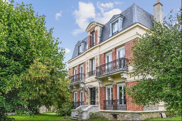 House of 300 sq. m on garden 1200 sq. m - 6 bedrooms - pool - Near Rambouillet