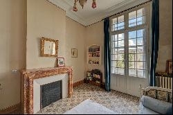 Charming town house, 4 bedrooms with courtyard.