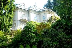 Prestigious period villa overlooking Lake Como