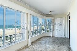 Apartment in a traditional building facing the ocean