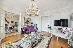 Spacious flat with view located in a prestigious residence