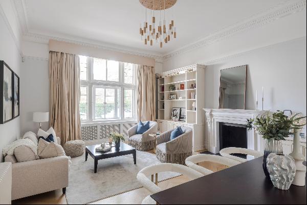 Located on an award winning garden square, a 3 bedroom flat for sale in Cleveland Square, 