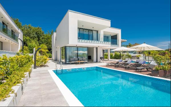 SEMI-DETACHED VILLA WITH POOL AND SEA VIEW