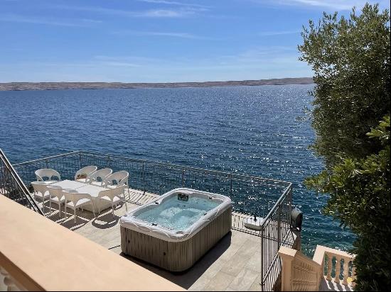 Waterfront house with direct access to the beach