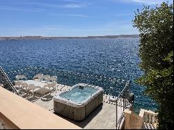 Waterfront house with direct access to the beach