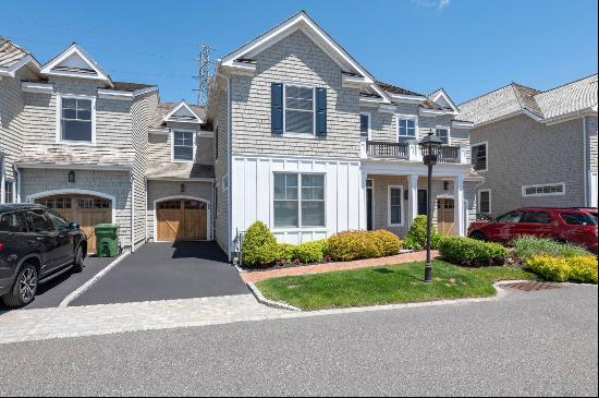 This chic, pristine condo is located in the beautiful Bishop's Pond community in the Villa