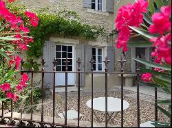 Exquisite Stone House near Gordes, in a Serene Setting