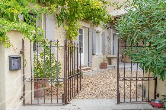 Exquisite Stone House near Gordes, in a Serene Setting