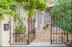 Exquisite Stone House near Gordes, in a Serene Setting