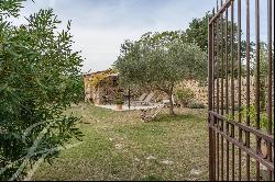 Exquisite Stone House near Gordes, in a Serene Setting