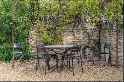 Exquisite Stone House near Gordes, in a Serene Setting