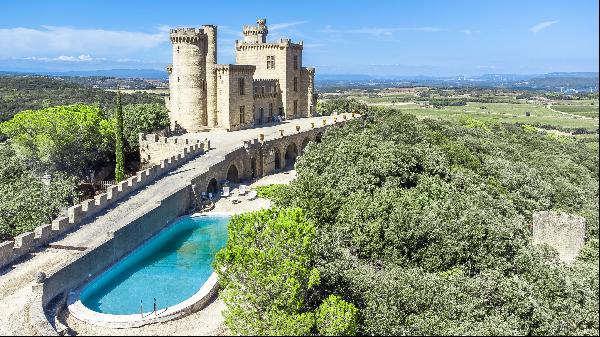 Exceptional chateau for sale with panoramic views and swimming pool in Provence