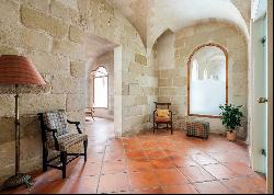 Several exclusive rooms with patio in a historic palace in Mahón, Menorca