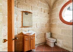 Several exclusive rooms with patio in a historic palace in Mahón, Menorca
