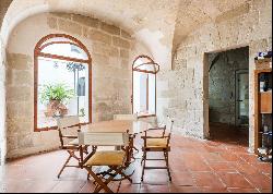 Several exclusive rooms with patio in a historic palace in Mahón, Menorca