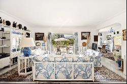 Near Saint-Paul-de-Vence - Charming architect-designed Provencal property