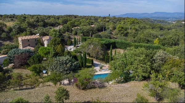 Magnificient property with swimming pool and and outbuildings