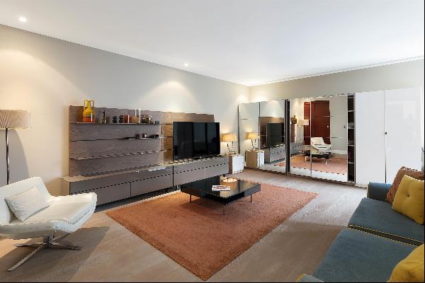 An immaculate studio apartment in The Knightsbridge Apartments.