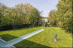 Extraordinary villa on a 2,600 sqm plot in a prime location in Alt-Hahnwald