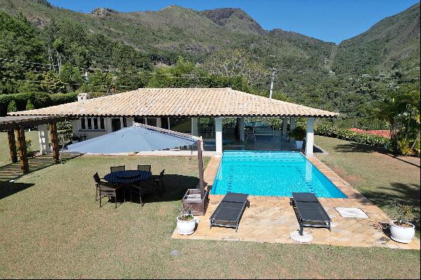 Exclusive classic-style house in the mountainous area of Rio