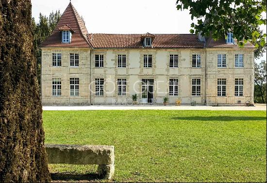 AN 18TH CENTURY CHATEAU SET IN 5 HECTARES - 35 MINUTES FROM THE BEACHES