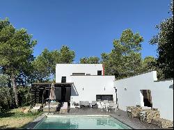 Contemporary architect-designed villa between Nimes and Uzes