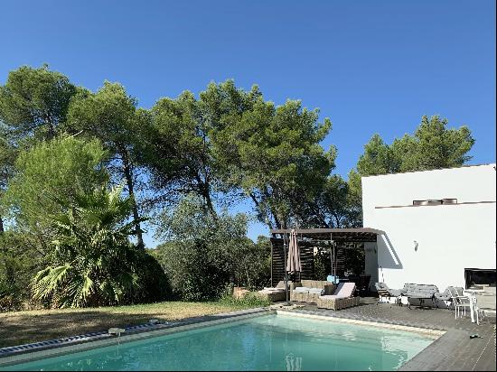 Contemporary architect-designed villa between Nimes and Uzes