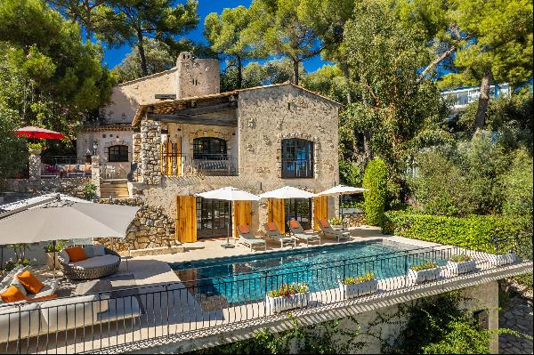 Exceptional villa nearby Garoupe Bay with sea view