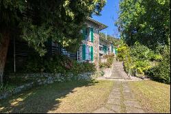 Historic and prestigious piè dans l'eau mansion positioned between Verbania and Switzerland