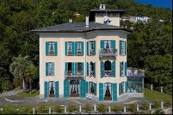 Historic and prestigious piè dans l'eau mansion positioned between Verbania and Switzerland