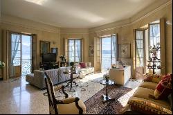 Historic and prestigious piè dans l'eau mansion positioned between Verbania and Switzerla