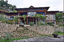 Waterfront house with a spacious front deck in Angra dos Reis