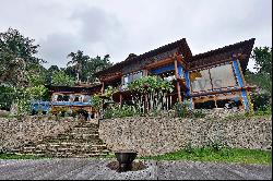 Waterfront house with a spacious front deck in Angra dos Reis