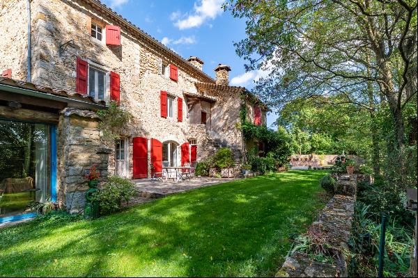 Charming property in the heart of a 3-hectare park 