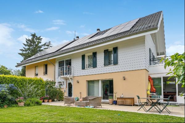 Terraced house with independent apartment in Meinier