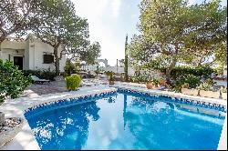 Detached villa with garden and swimming pool